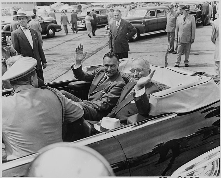 tributoecua's tweet photo. @SinSentidoCPE Presidente Truman y el Presidente de Ecuador, saludando desde la limusina durante la visita de Galo Plaza a Washington. 

TIEMPOS DE RESPETO PARA NUESTROS GOBERNANTES QUE NO ENTRABAN POR LA PUERTA TRASERA. https://t.co/SeucsjFgHB