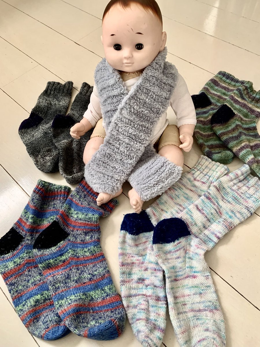 IshigamoriMitsu's tweet photo. 歌手の新居昭乃さんからプレゼントの「ウール靴下」コレクション！
この冬はマフラーも加わり風邪もひかずに暖かく過ごせる。もう既に２足は踵に穴が空きサヨナラ〜
なんで家族でも恋人でもない僕に
アキノさんは手編みをくれるんだろう？でも、ありがとう😭 https://t.co/8xnQKE9D0s