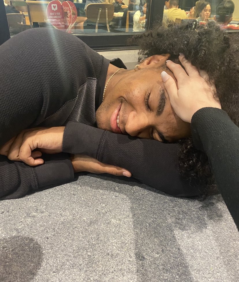 veronica MOTH ON ALL PLATS tweet media