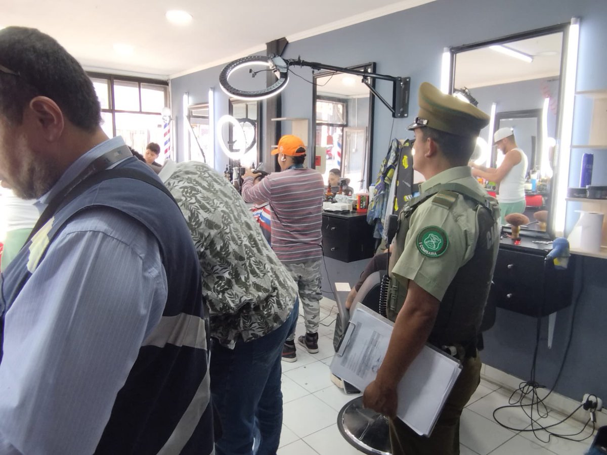 📢 Operativo en #Osorno: Carabineros de la 1ª Comisaría junto a <a href="/SII_Chile/">SII</a> y <a href="/LosLagosSPD/">SPD Los Lagos</a>, fiscalizaron barberías del centro de la comuna para verificar el cumplimiento de la normativa vigente.👮‍♂️ #LaPrevenciónEsNuestraEsencia