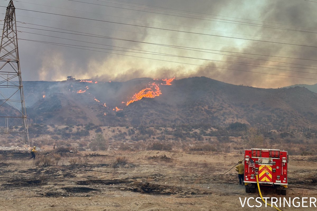 VCStringer's tweet photo. #HughesFire - Here’s the view of the ridge behind the Castaic Sports Complex https://t.co/B5nDnAkzbZ