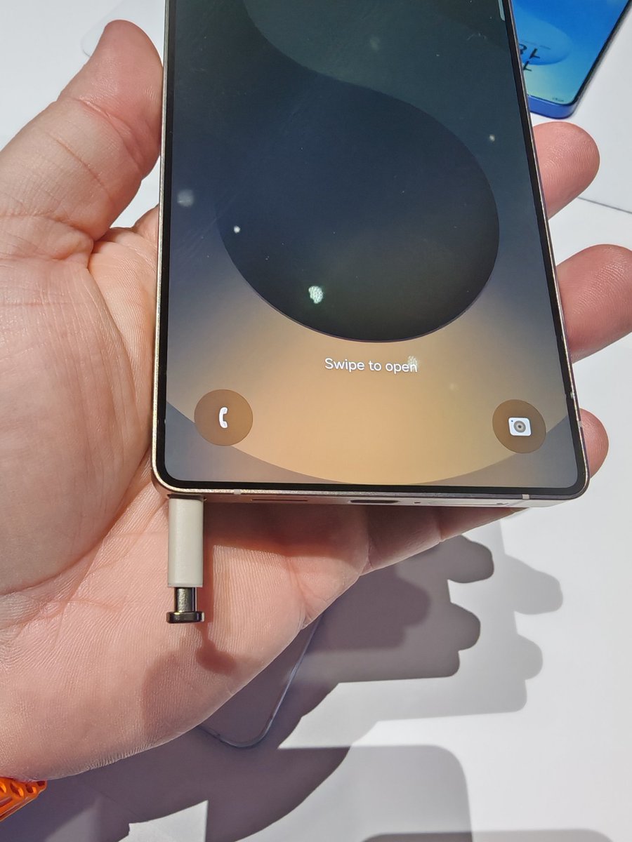 Gerrit Schneemann (@g_schneemann) on Twitter photo The <a href="/SamsungMobileUS/">Samsung Mobile US</a> #GalaxyS25Ultra really feels slimmer vs. the S24 Ultra last year, while sporting a larger screen. The Aspen is still there, but Bluetooth was removed this year. The <a href="/SamsungMobileUS/">Samsung Mobile US</a> #GalaxyS25Ultra really feels slimmer vs. the S24 Ultra last year, while sporting a larger screen. The Aspen is still there, but Bluetooth was removed this year.