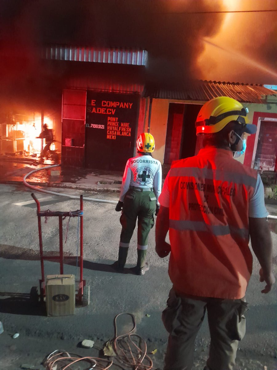 CruzVerdeStaAna's tweet photo. #EnDesarrollo fuerte incendio en bodega ubicada en la Col. 1ero de Octubre en Santa Ana. Nuestros equipos ya en el lugar junto a @BomberosSV @alcaldia_SA @teledos_tcs @TelenoticiasGMV @NoticieroSLV @ElMundoSV https://t.co/m7ghxicxZS
