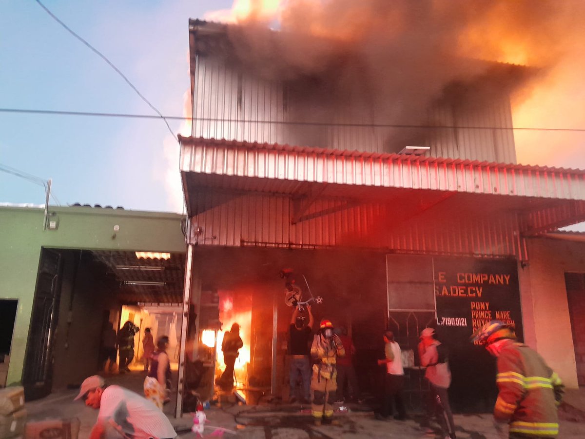 CruzVerdeStaAna's tweet photo. #EnDesarrollo fuerte incendio en bodega ubicada en la Col. 1ero de Octubre en Santa Ana. Nuestros equipos ya en el lugar junto a @BomberosSV @alcaldia_SA @teledos_tcs @TelenoticiasGMV @NoticieroSLV @ElMundoSV https://t.co/m7ghxicxZS