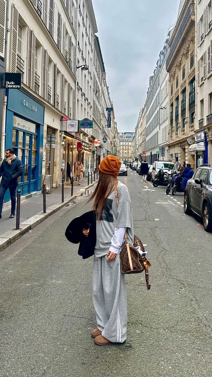 youngtaepics's tweet photo. Streets of paris

#베베 #태터
#BEBE #Tatter https://t.co/63aKnPx49p
