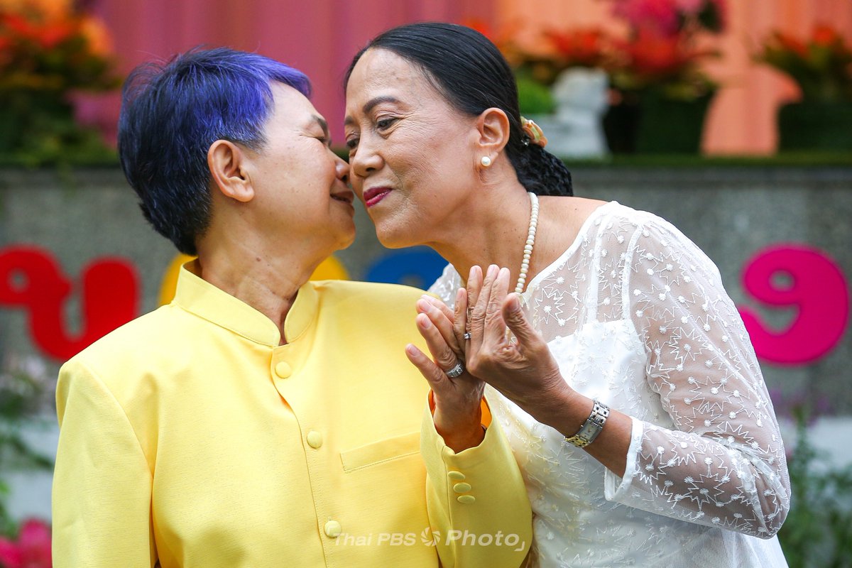 ThaiPBS's tweet photo. 🏳️‍🌈 #สมรสเท่าเทียม คู่แรก จูงมือจดทะเบียนเขตบางรัก รักยั่งยืน

วันนี้ (23 ม.ค. 68) คุณสุมาลี สุดสายเนตร อายุ 64 ปี และคุณธนพร สุดสายเนตร อายุ 59 ปี คู่รักคู่แรกแบบ Walk-in เดินทางมาจาก จ.เพชรบูรณ์ ตั้งแต่เวลา 03.00 น. เพื่อมาจดทะเบียนสมรสเท่าเทียม ��ี่สำนักงานเขตบางรักเป็นคู่แรก

📸 Photo By : สุภณัฐ รัตนธนาประสาน 

#ThaiPBS #ThaiPBSPhoto
