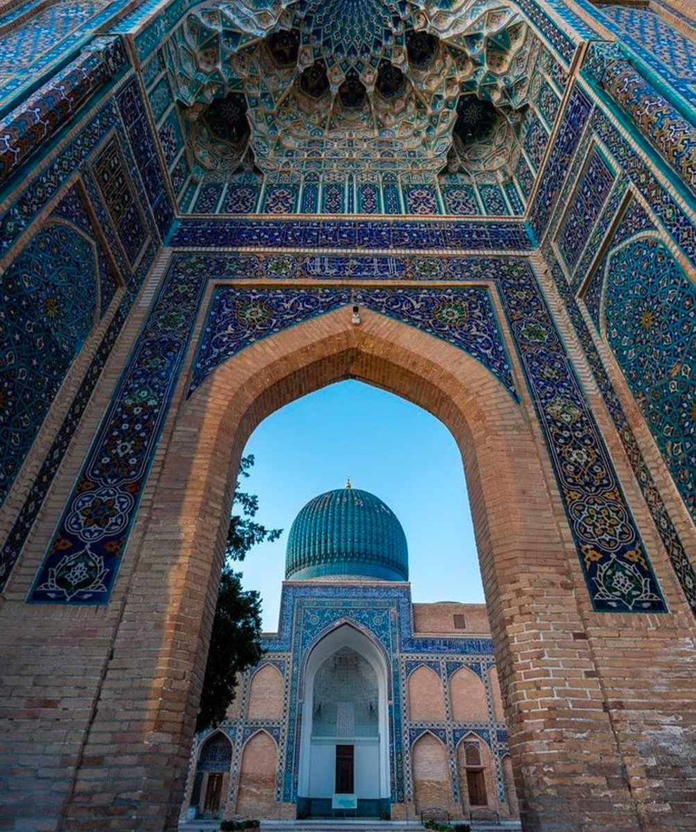 MENAAN987's tweet photo. The color blue (al-azraq) in Islamic tradition symbolizes the universe’s depths, with turquoise holding mystical qualities. 🌌💙

#IslamicArt #Architecture #IslamicHeritage #BlueInIslam #Mosques #Turquoise https://t.co/MsnB3iHFOd