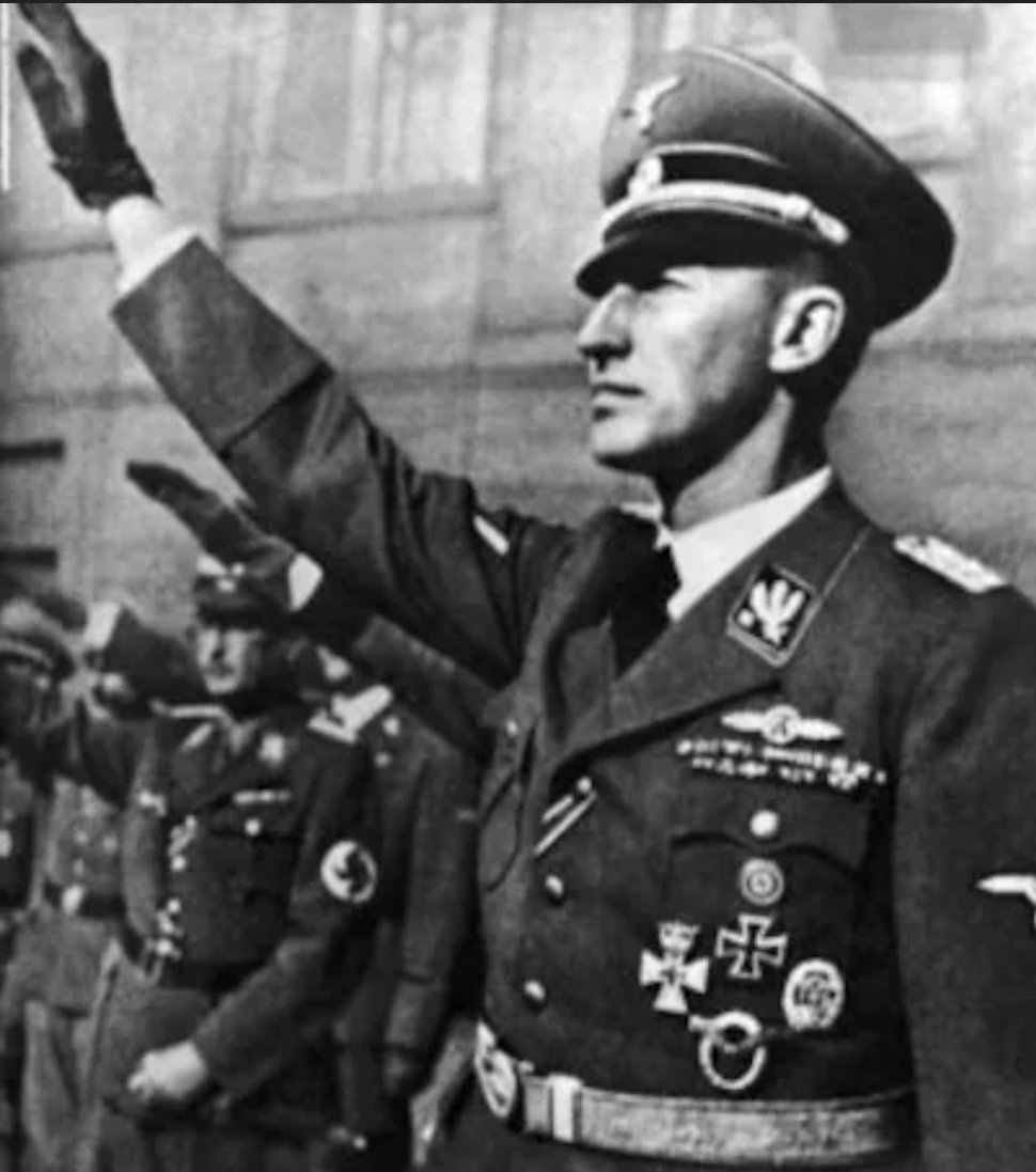 Jordiball's tweet image. El joc de trobar les 3 diferències:
El bigotet, aquell tant ridícul. Un segueix viu. La gorra que tapa les celles. Ja no hi han més.
El joc de trobar semblances... no cal 🤫 Crec que el que encara viu vigila aquesta cosa.
#ExtinctionRebelion #FridaysForFuture
#freepalestine🇵🇸