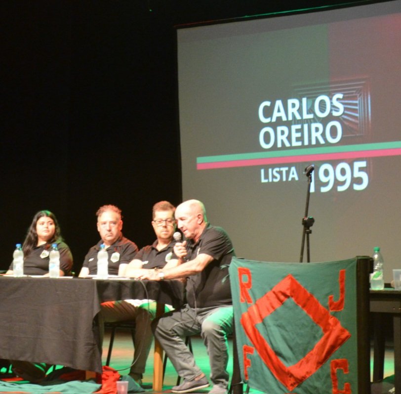 Somos una directiva joven, pero nunca nos olvidamos de los históricos. Escucharlos es siempre un privilegio. Ayer tuvimos el honor de contar con Carlos Oreiro y Juan Castillo como oradores. Sus palabras emocionaron a todos. Para nosotros, es un orgullo tenerlos en nuestra lista.