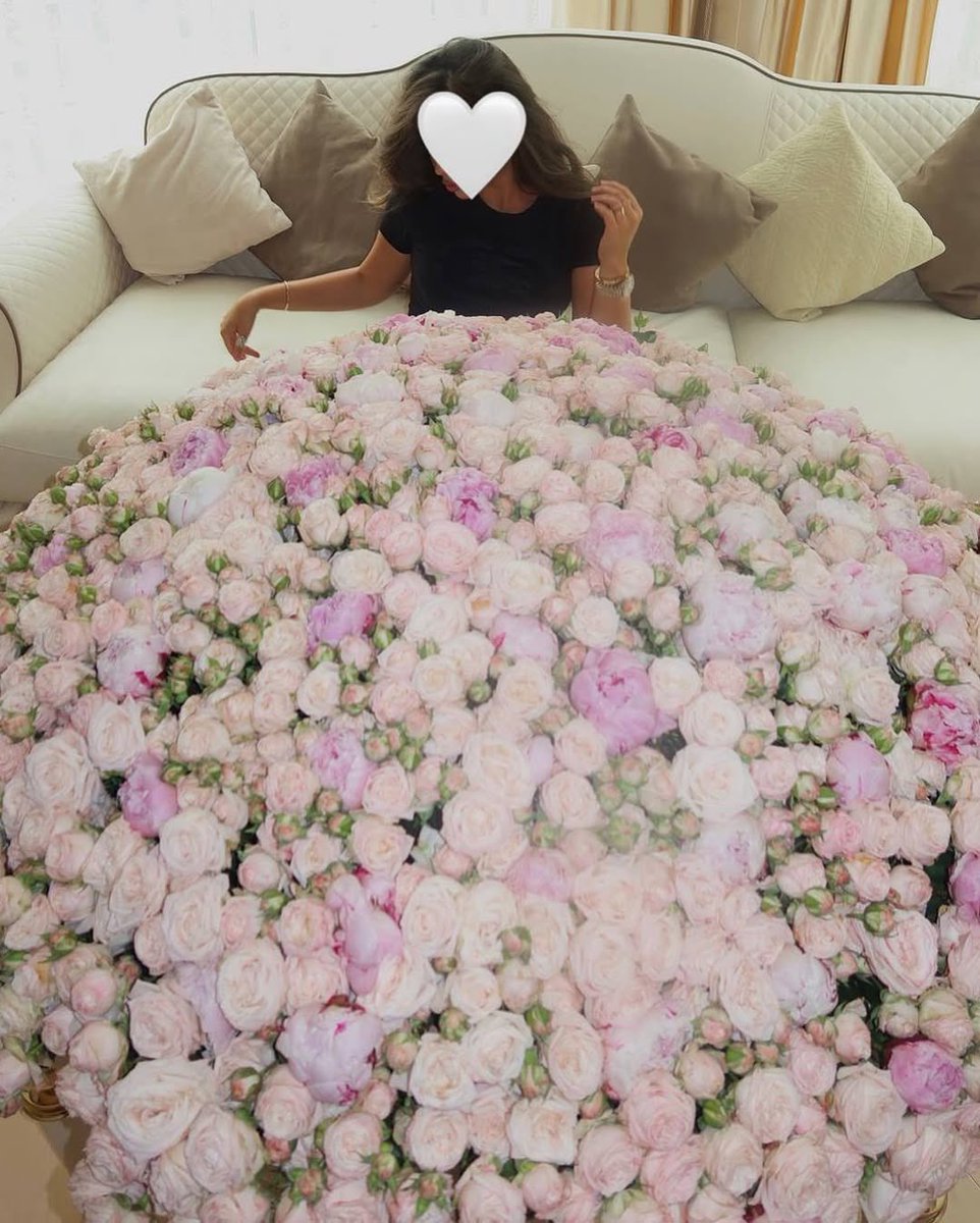 Flowers make every girl feel special 🤍