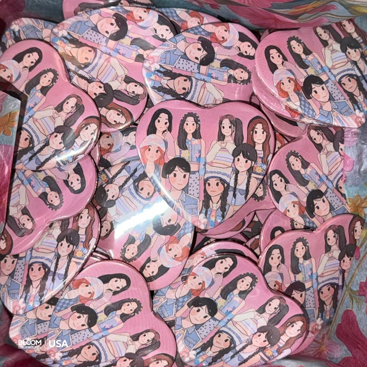 𝐒𝐩𝐫𝐞𝐚𝐝𝐢𝐧𝐠 𝐋𝐨𝐯𝐞 𝐨𝐧 𝐭𝐡𝐞 𝐁𝐮𝐬!

Surprise! Here’s an additional freebie!

One of our members volunteered to give away limited edition custom heart button pins to our lovely bus riders 🥹. Thank you <a href="/dokxungsoo/">Lei ◡̈ ✿⁠</a> and <a href="/LoverHousePH/">LoverHousePH ◡̈</a>. Thank you also <a href="/yedmikhs/">yed</a> for your