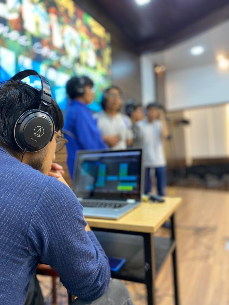uetscue's tweet photo. #SomosUETS ||  🎶💥 Los jóvenes, junto con los profesores de música del Técnico Salesiano, están trabajando con mucho esfuerzo y dedicación en la producción y grabación de nuevos temas. ¡Estén atentos, porque lo mejor está por venir! 🎤✨

 #TécnicoSalesiano #ProducciónMusical https://t.co/uvDsebTcOD