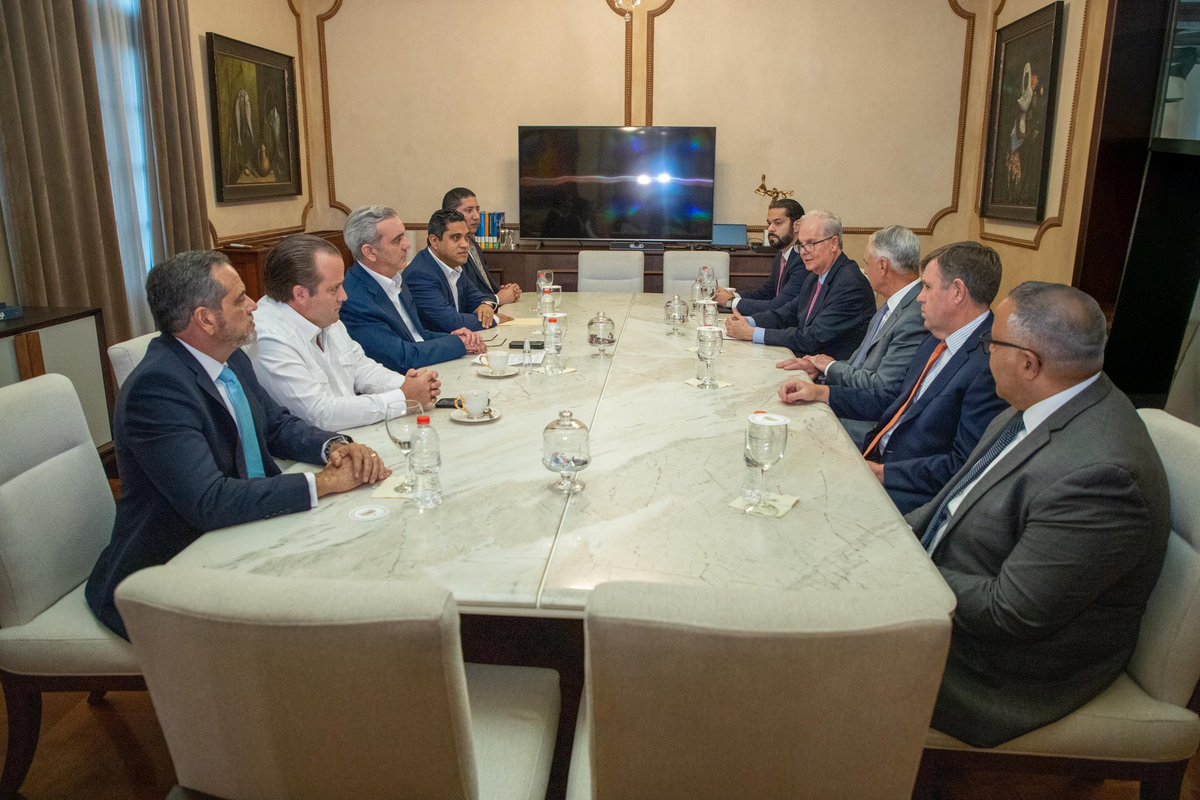 El presidente @LuisAbinader sostuvo una reunión con Rob Manfred, comisionado de la Major League Baseball (MLB), quien destacó el apoyo y la disposición del mandatario a favor de la práctica del béisbol en el país.

📍Palacio Nacional