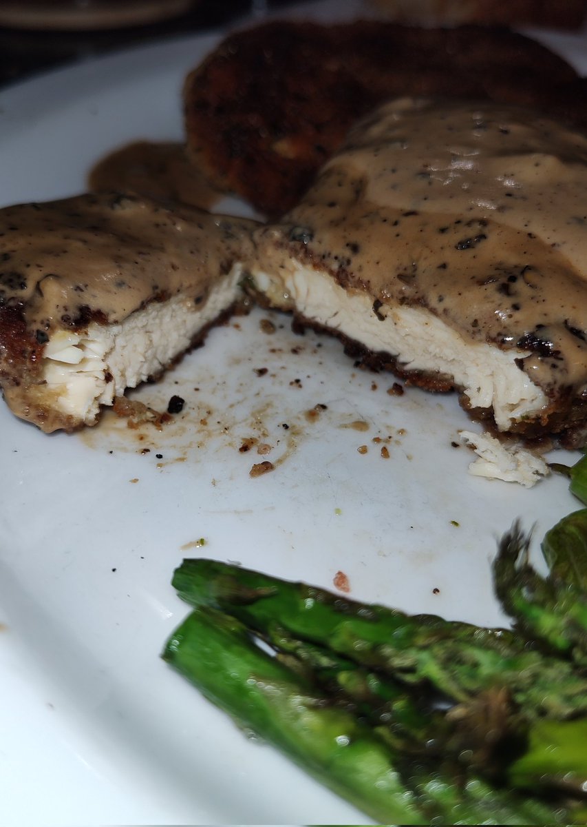 Autotrix24's tweet image. I really like my Brandy Peppercorn Sauce! I knew I wanted to make it with breaded Chicken. Roasted Baby Redskins and Asparagus completed this delicious dinner along with Sourdough bread from my neighbor Jen!
This was really good tonight, 
#ChefSteve 👩🏻‍🍳✌🏻💜
open.spotify.com/track/24dotUzO…