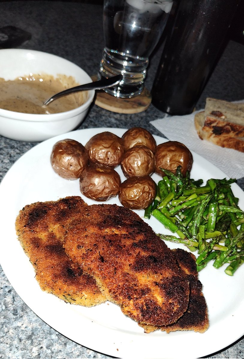 Autotrix24's tweet image. I really like my Brandy Peppercorn Sauce! I knew I wanted to make it with breaded Chicken. Roasted Baby Redskins and Asparagus completed this delicious dinner along with Sourdough bread from my neighbor Jen!
This was really good tonight, 
#ChefSteve 👩🏻‍🍳✌🏻💜
open.spotify.com/track/24dotUzO…