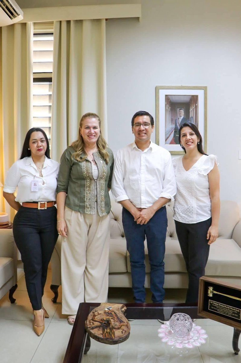 itapiru_ra85353's tweet photo. LANDY TORRES SE REUNIÓ CON LA MINISTRA DE SALUD CON EL OBJETIVO DE SEGUIR FORTALECIENDO EL SISTEMA DE SALUD EN EL ALTO PARANÁ.El gobernador de Alto Paraná mantuvo una importante reunión de trabajo con la Ministra de Salud Dra. María Teresa Barán y Noelia TORRES 
#FM961 
#AM660 https://t.co/8lERRTtu6E