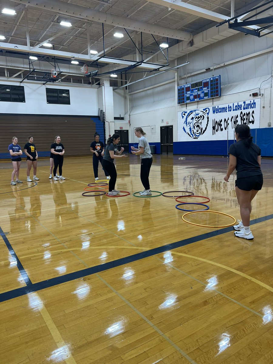 LZHS_Softball's tweet photo. Ending our first open gym with a fun competition 🪨📃✂️ #gobears 🐻🥎 https://t.co/RTByyWhpuJ