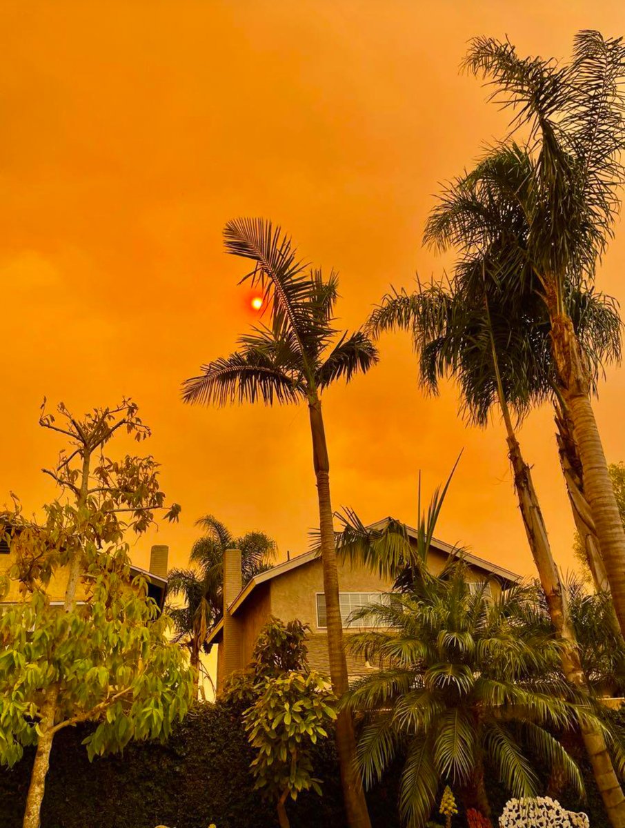 MImi_TheSound's tweet photo. Lovely view of the ash filled skies at 3pm #Fire #CalFire #CastaicFire https://t.co/0XfyBM0KZk