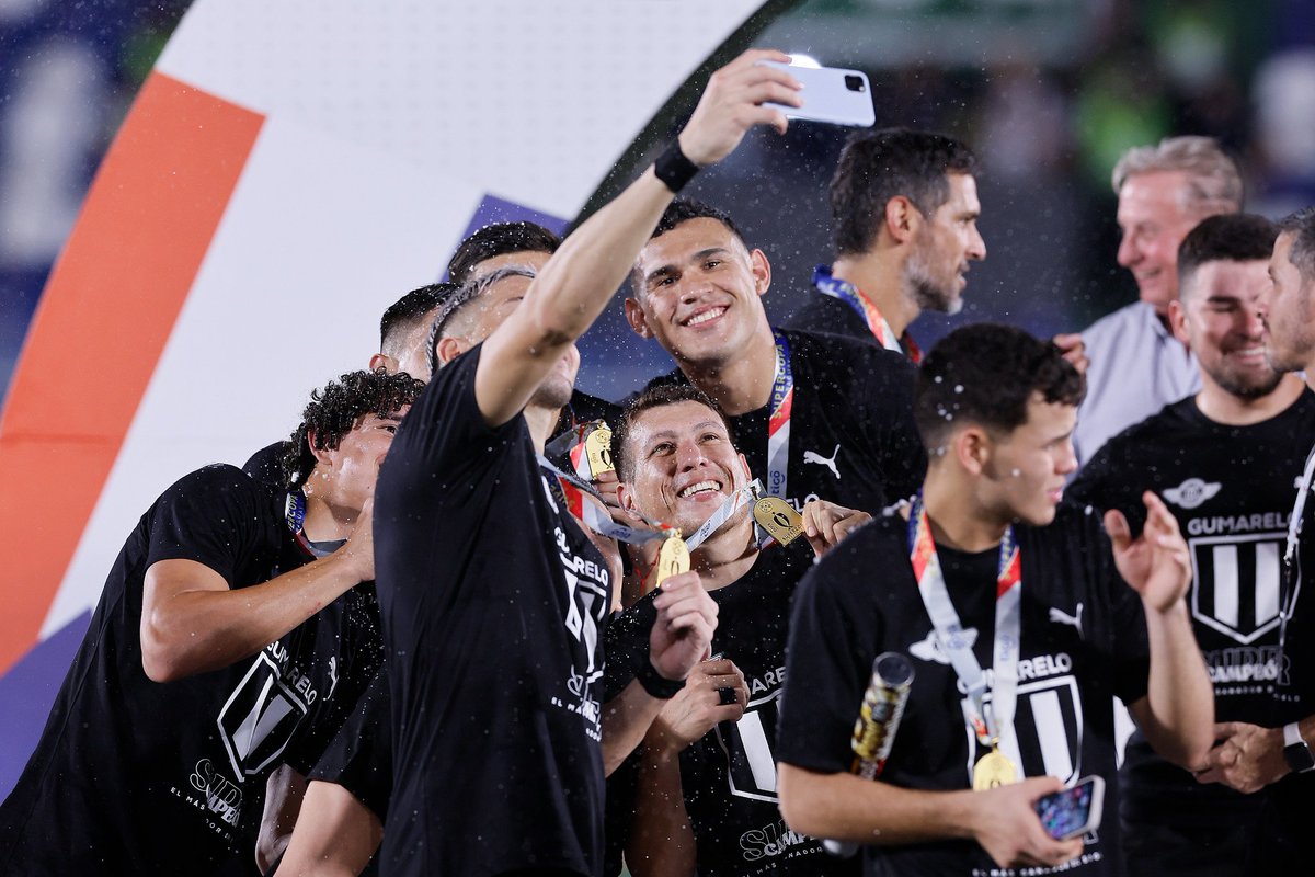 ¡Las postales del supercampeón 🏆!

Libertad se quedó con la #FinalDeCampeones y comienza celebrando en esta temporada.