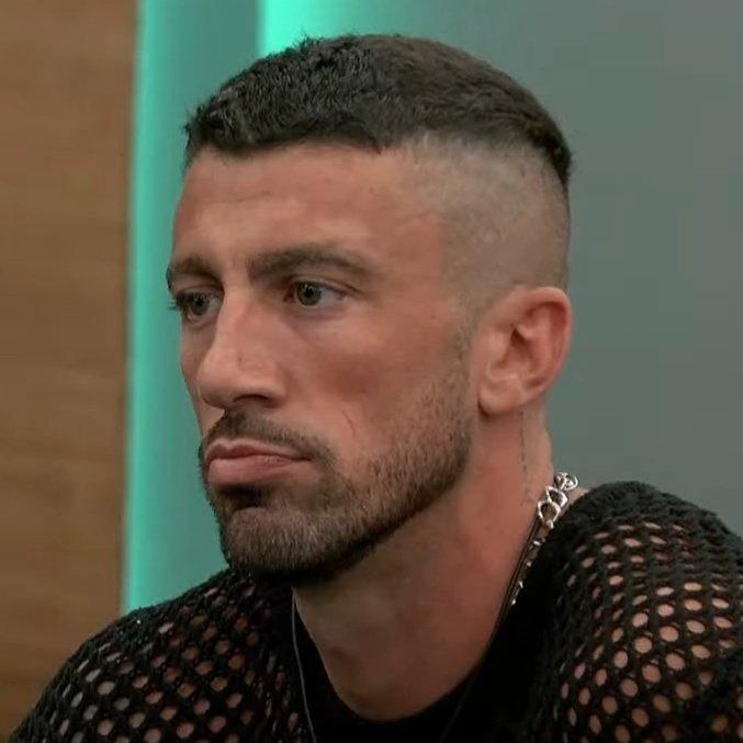 ElLauchaOkey's tweet photo. GIULIANO AL 9009 
 #GranHermano https://t.co/IUU1HGKT6m
