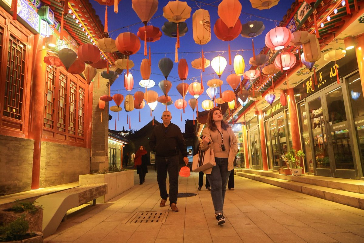 LogInChina2023's tweet photo. Did you know that the 24th day of the 12th lunar month is a special time in Chinese #culture? 🧧people clean their houses thoroughly. This spring - cleaning ritual is not just about tidying up, but also about sweeping away bad luck from the past year, making way for good fortune. https://t.co/mF3nczoDXR
