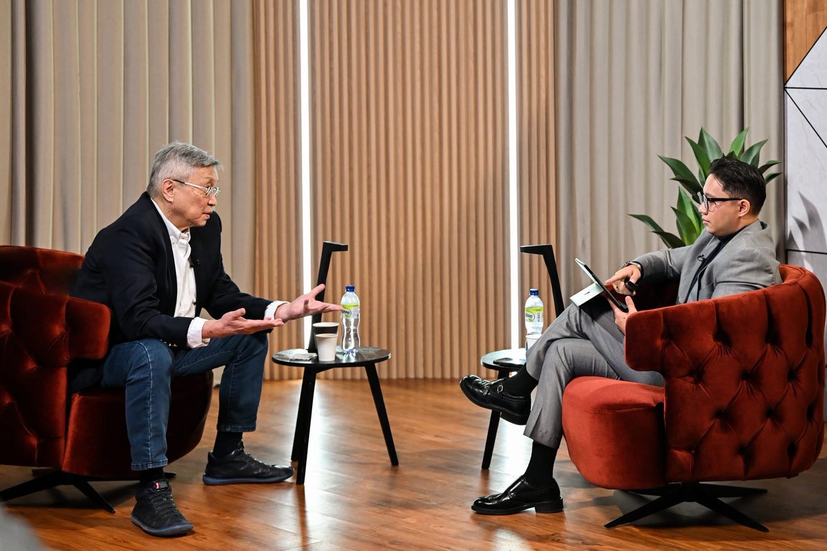 "Лхагвын тойм" гээд их аятайхан асуулт асуудаг, нэвтрүүлэгтээ чамбай бэлддэг гэмээр Г.Лхагвадорж сэтгүүлчийн нэвтрүүлгийн үздэг юм. Тэсэхгүй нэг юм хэлмээр санагдаад. 😜
Манай ТВ-ийн ярилцлагын төрлийн сэтгүүлчид нэг жаахан гайгүй болоод олон нийтэд тоогдоод ирэхээрээ л