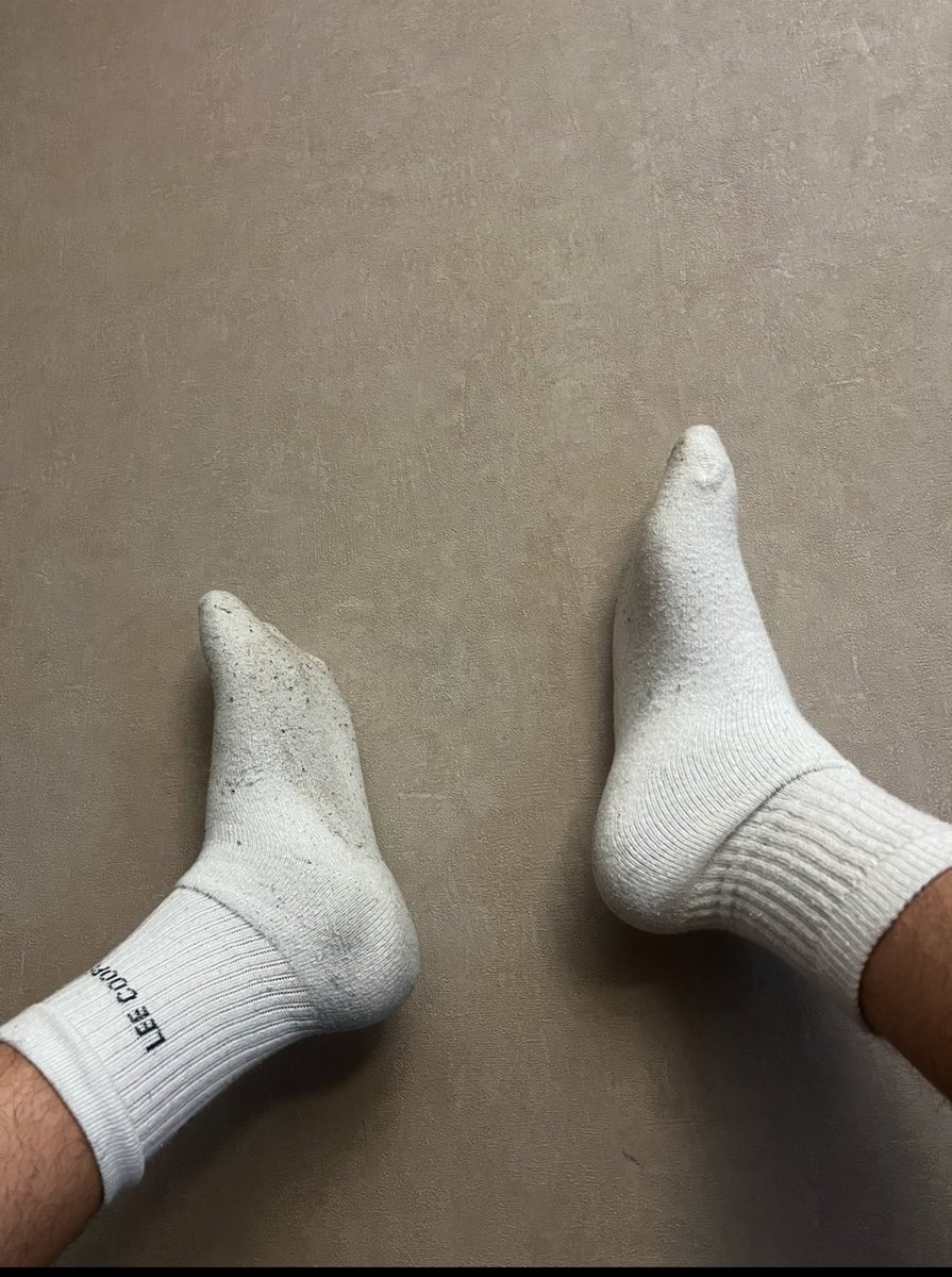 Ou sont mes slaves , que je vous dirige en vous faisant sentier mes pieds de DZ et pas que #master #dom #slave #moneyslave #dz #bi #gay #bulge