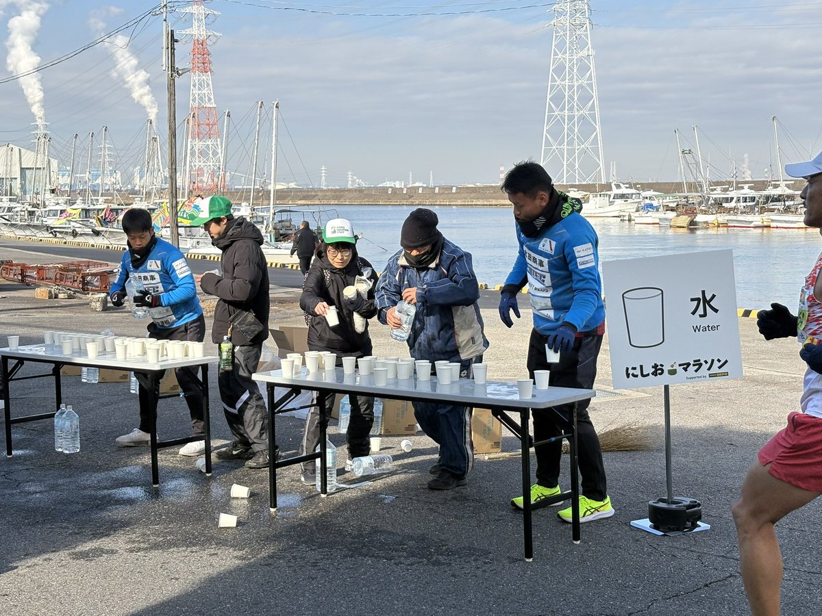 fckariya_staff's tweet photo. 【ホームタウン活動】#fckariya
1月19日(日)『第3回にしおマラソン』に選手・スタッフが参加しました🏃‍♂️💨
ブース出店とランナーの方々に補給ポイントで水とドーナツのお渡しをしました🍩🥤
今後もホームタウン活動を通じてホームタウンを盛り上げていきます🤝
▶️https://t.co/kimeVphdMZ https://t.co/vfLYrGMtKU