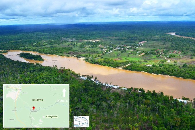 #ImagenesDeNuestroEsequibo Vista del río Cuyuni desde Eterinbang, Territorio Esequibo. En la ribera occidental vemos a San Martin de Turumban, Municipio Sifontes, Estado Bolívar. El río totalmente contaminado con mercurio y otros químicos usados en la minería. #23Ene