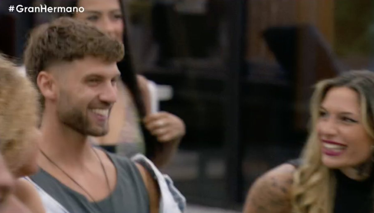 le hizo la espontánea y se le cagó de risa jsjs
#GranHermano