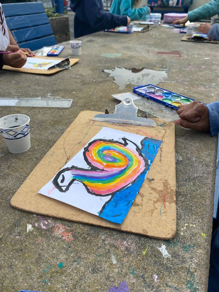 Our Kinder to 3rd-grade students at Rosa Parks Elementary embraced their creativity with a fun watercolor activity in the garden after the rain! Surrounded by nature’s vibrant colors, they painted their imaginations onto paper, making the garden even more magical. 🎨