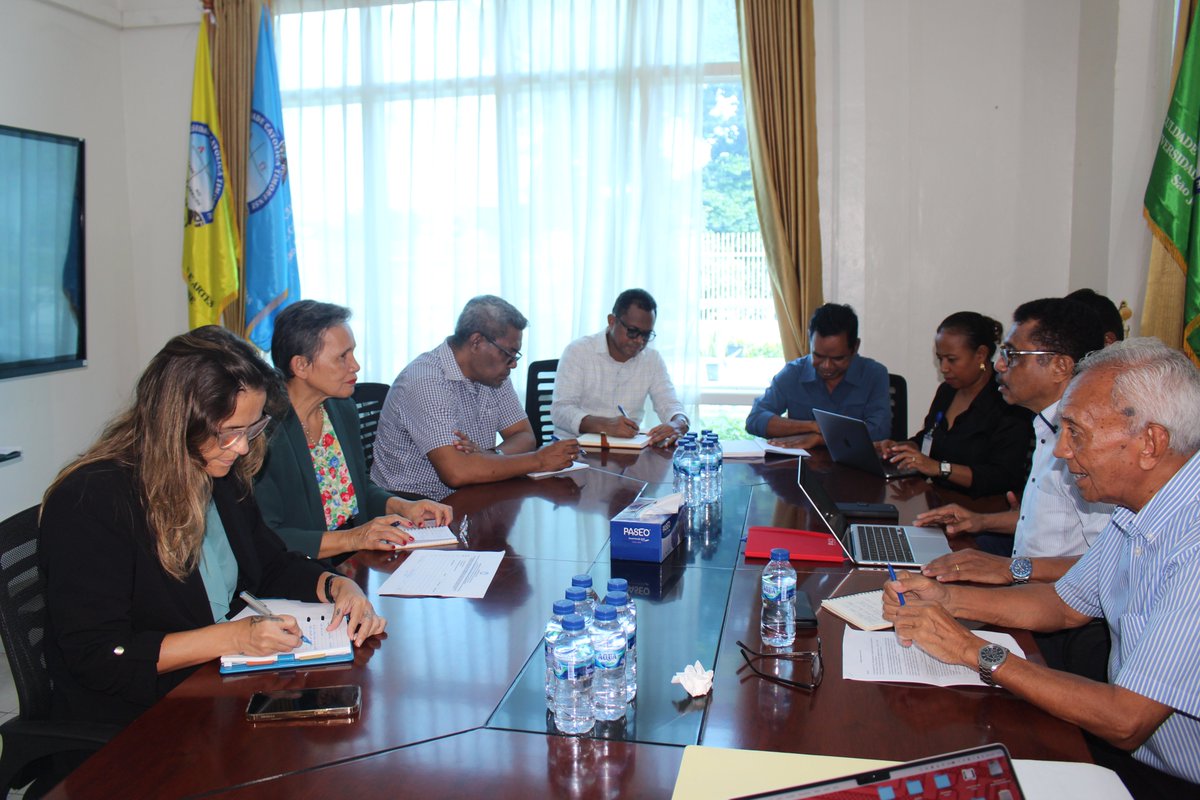 FFspdd's tweet image. Reunião konaba Projeto “Escola RAIZ” entre membro equipa Universidade Católica Timorense (UCT) ho Diretor Geral do Ensino Superior, Dra. Maria Filomena Lay ho Equipa iha UCT, Balide (22/01/2025).