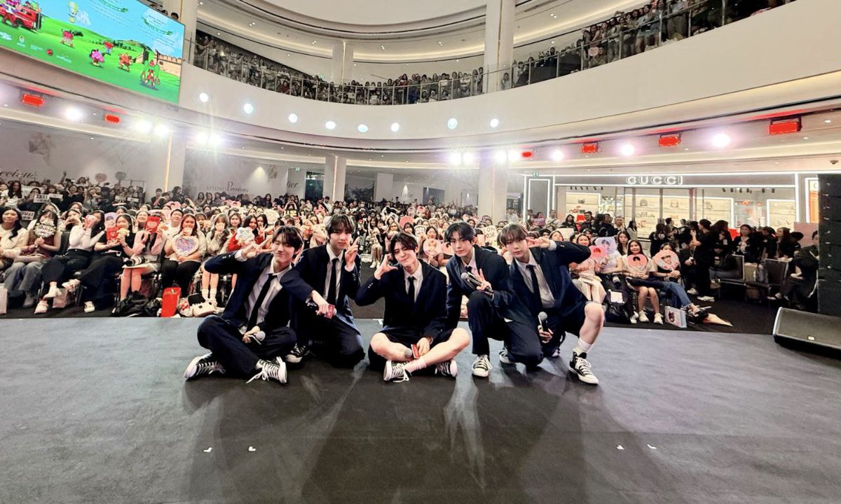 Today's fanmeeting was incredible! Thank you so much to Czennies who came out and made it such an amazing day. We felt so much love from all of you, and it meant the world to us. Thank you again for making today unforgettable!