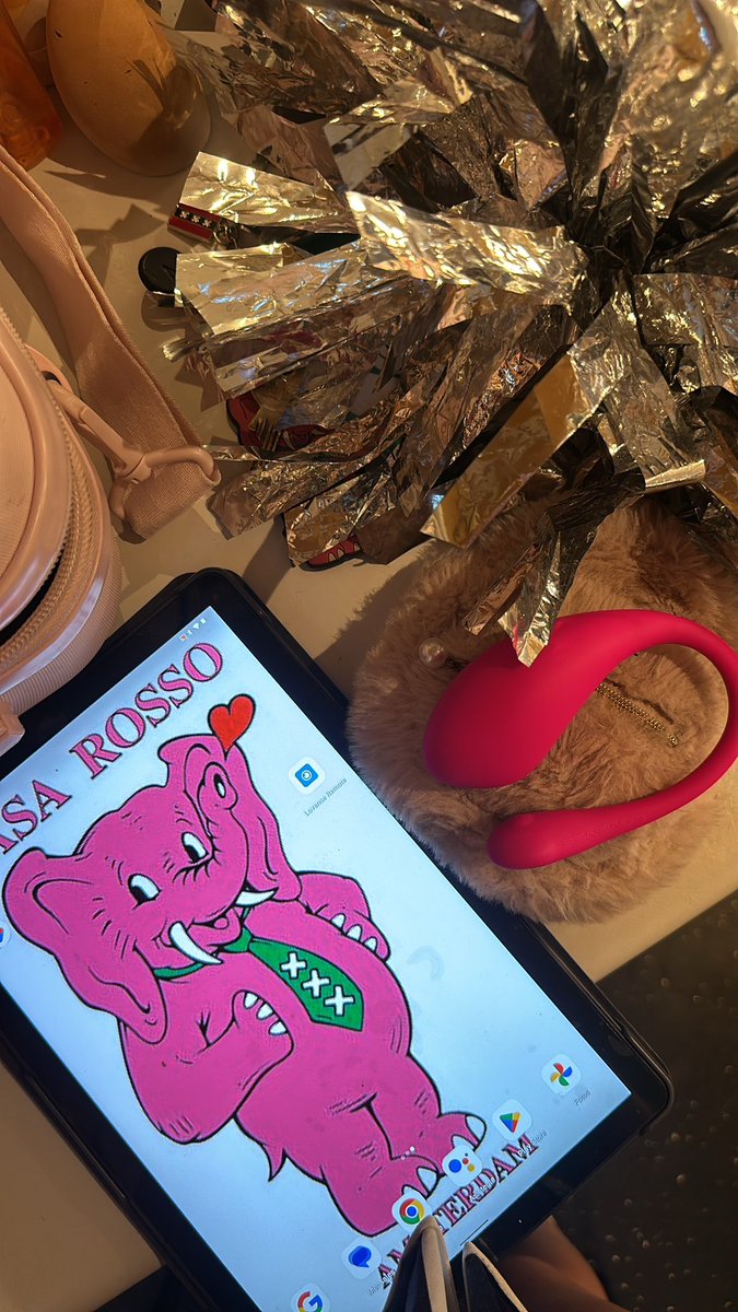 ✨💋 Un día cualquiera en mi mundo: un toque de Lush, el brillo de Casa Rosso y pompones listos para la acción. Porque cada detalle cuenta cuando haces lo que amas. 💃🔥 ¿Te dejas llevar por el espectáculo? 🔥  #AmsterdamNights #CasaRosso #StripLife