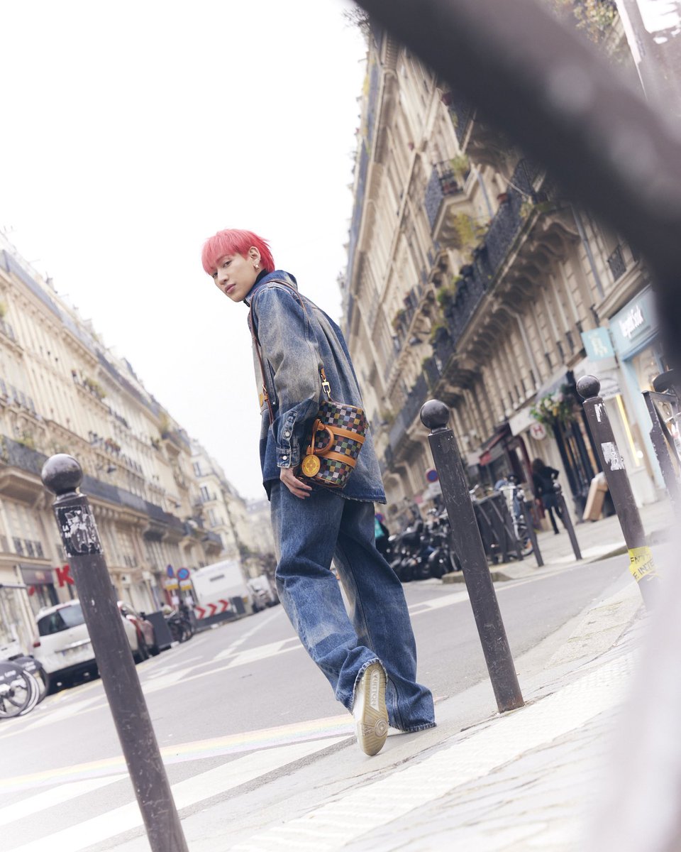 mintmag_th's tweet photo. เด่นกลางปารีส! ส่งความหล่ออีกหนึ่งลุคสุดเท่ของ #แบมแบม  House Ambassador ของ Louis Vuitton ที่มาในลุคเ���นิม พร้อมกับกระเป๋าสุดไอคอนิคอย่าง Speedy P9 และ ซิตี้แบ็กรุ่น Keepall Bandoulière 25 เวอร์ชัน LVers Damier 💚

LOUIS VUITTON ICON BAMBAM 

#BamBamxLVMenFW25 
#BamBam #뱀뱀 
#LouisVuitton 
#LVMenFW25 
#MintNews