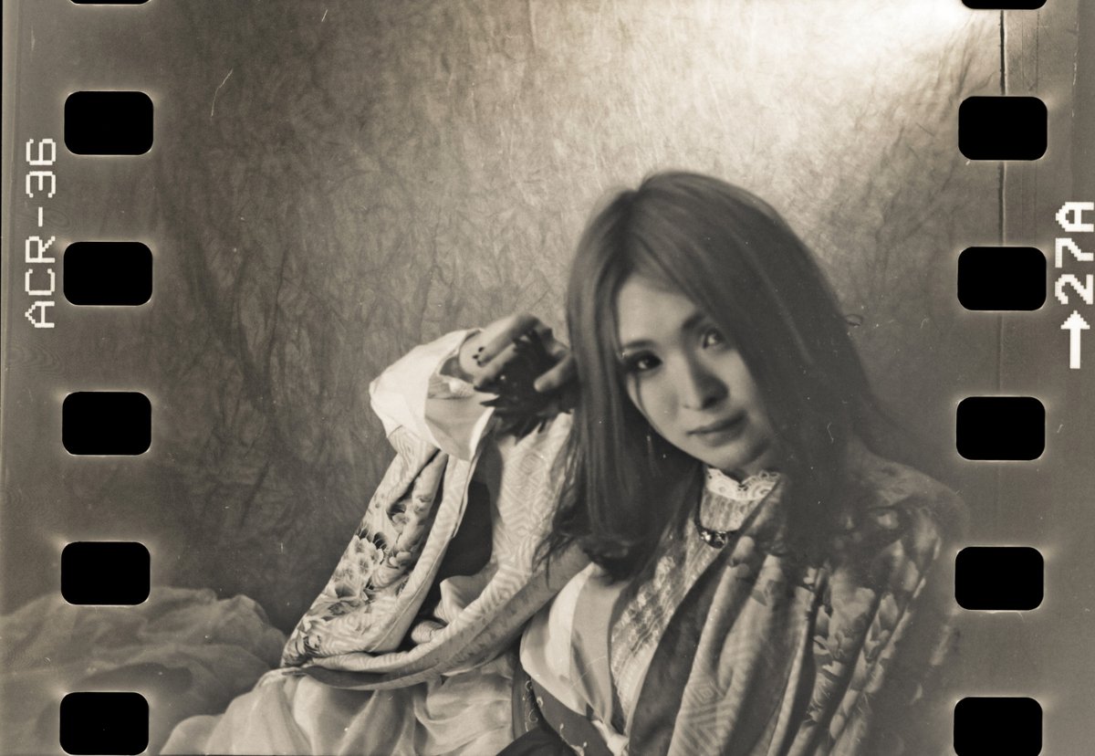 oldlens's tweet photo. 究極の小型精密35mmカメラである英コンパスカメラの製造は仏ジャガールクルトで、レンズはマクロスイターで有名なスイスKern社の35mmレンズです。
専用のロールフィルムホルダーに135フィルムをカットして詰めると横長の画面にフィルムは縦に入ることになりパーフォレーションまで画像が写ります。 https://t.co/5W9kYWVqnl