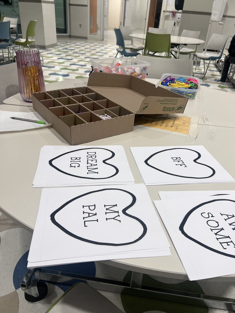 At #RSS11 Family ELA Night, we read “Clifford’s First Valentine’s Day” and then students wrote about 5 things that they are grateful for! ❤️🖤 <a href="/RotellaWarren/">Warren Rotella</a>