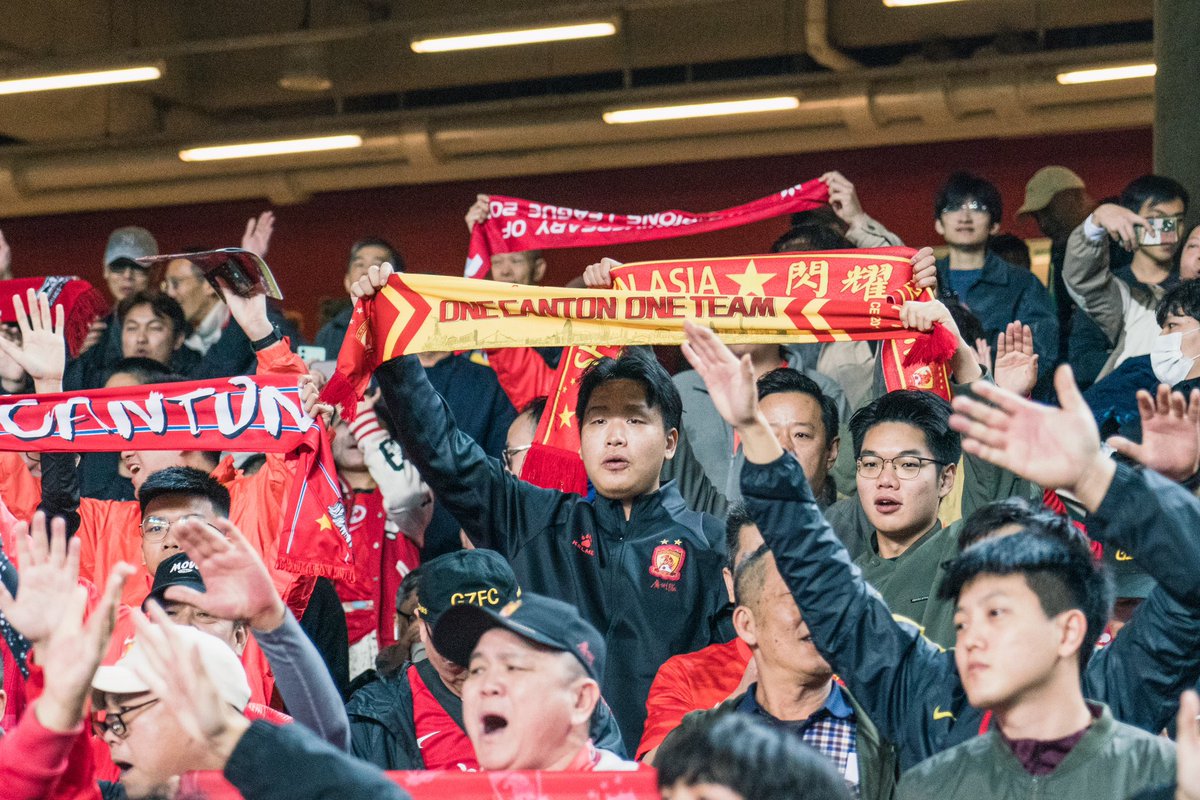 duwenzhe's tweet photo. Fans of Guangzhou FC (formerly Evergrande) showed their dissatisfaction at the recent Guangdong-HK Cup at Hong Kong Stadium, following the recent decision by the CFA to deny their club license. The same banners appeared 1 week earlier at Yuexiu Stadium in Guangzhou. https://t.co/1lxvg4yMai