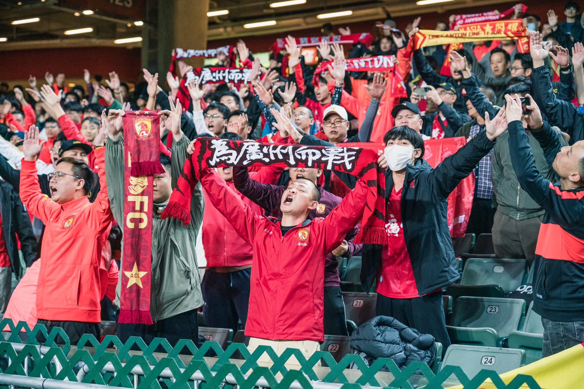 duwenzhe's tweet photo. Fans of Guangzhou FC (formerly Evergrande) showed their dissatisfaction at the recent Guangdong-HK Cup at Hong Kong Stadium, following the recent decision by the CFA to deny their club license. The same banners appeared 1 week earlier at Yuexiu Stadium in Guangzhou. https://t.co/1lxvg4yMai