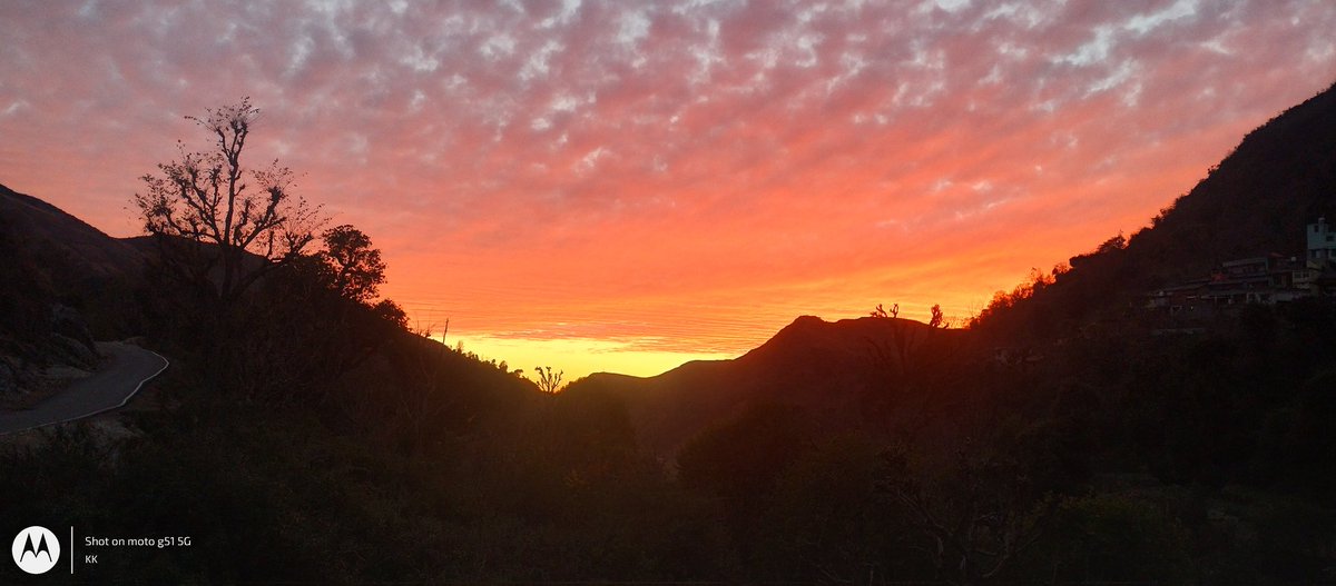 kavinder_kanwar's tweet photo. While walking in the evening in my village, I captured the view of the #redsky in my camera.

#SKY #NatureBeauty #NaturePhotography #NatureStudy #NatureWonders https://t.co/5pbgvlbCWT