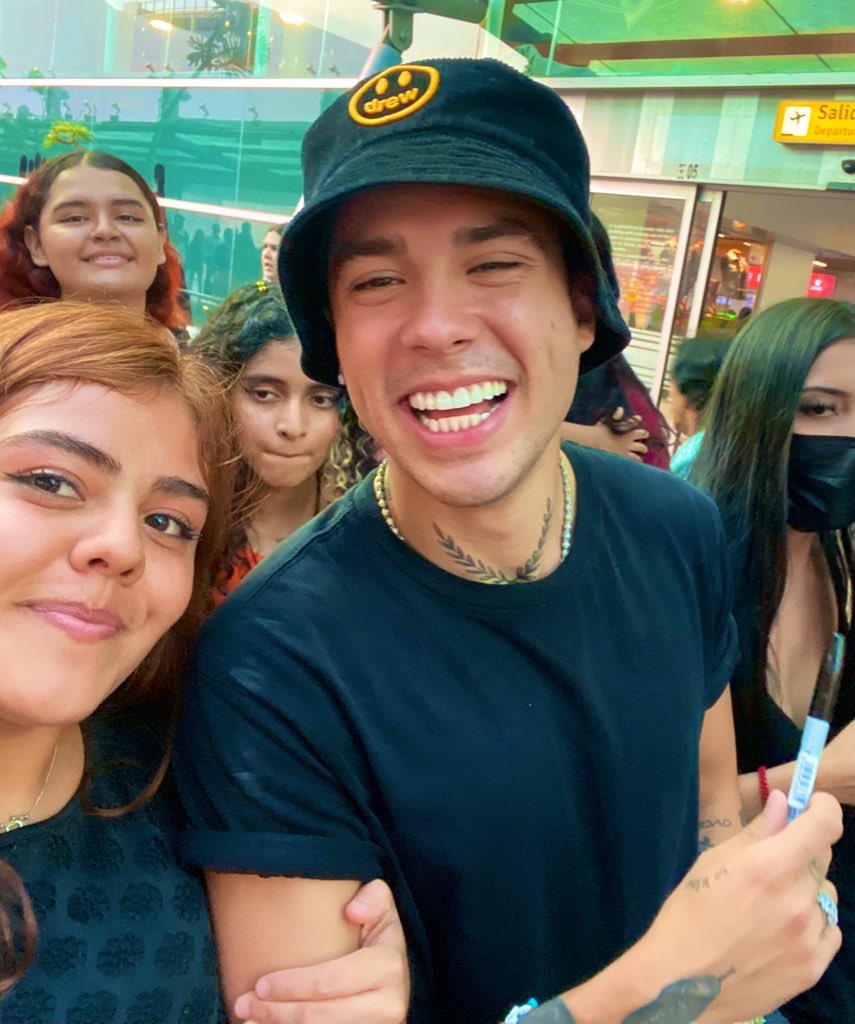 MariferCoronad5's tweet photo. Holiii me llamo Marifer tengo 20 años y tengo casi 10 años siguiendo a Marito❤️‍🩹🥹
Mis canciones Fav de Mario son 
“Flores”
“Sálvame”
“Chernobyl”
Bueno, En fin todas me encantan🫶🏻

#ACTIVACIONXMARIOB https://t.co/ydWas2nd1g