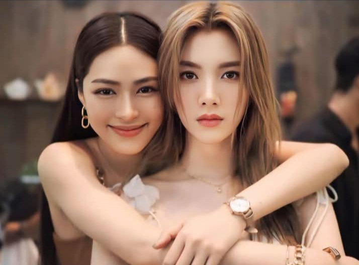 NidNoy_ss's tweet photo. - ฟ้าลดาเอิน 
- ตะวันไอร่า 
- หลิงออม 

👭💕

#หลิงออม #LingOrm #ใจซ่อนรัก 
#เพียงเธอ #OnlyYouTheSeries https://t.co/XgWHtgwJra