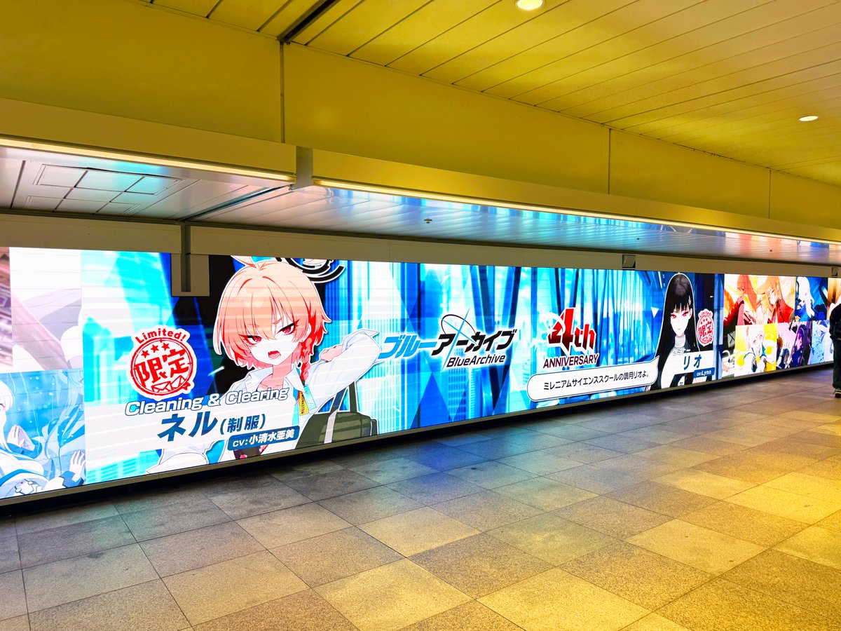 新宿ウォール456に4周年を迎える『ブルーアーカイブ』の広告が放映され