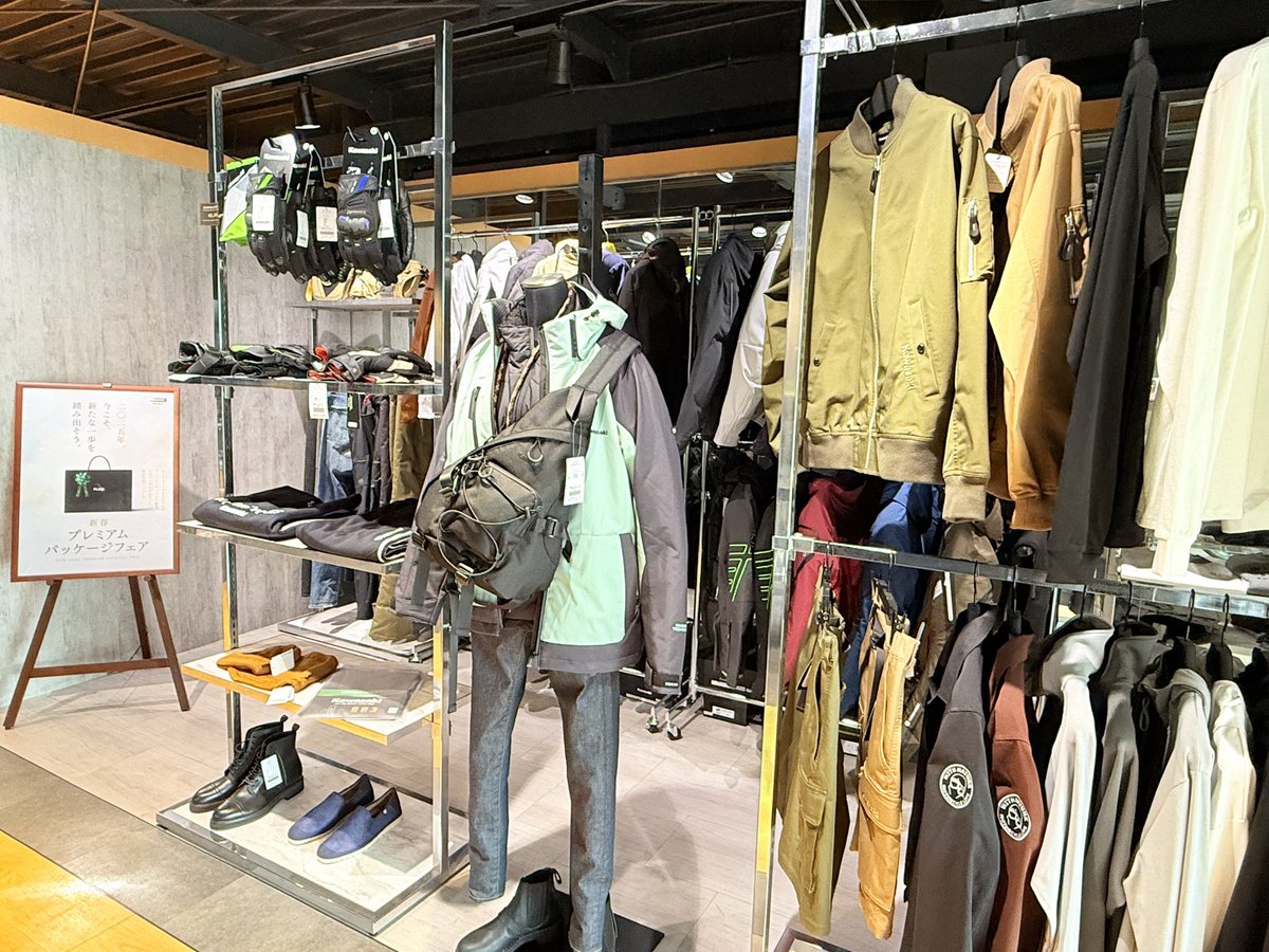 plaza_kurashiki's tweet photo. こんにちは！
カワサキプラザ倉敷の福岡です
今日も元気に営業してます！
最近は少し暖かくなってきてますね
外出される方も増えてきたのでは
ないでしょうか？
カワサキアパレルやグッズを
揃えておりますので
ぜひ一度ご来店ください
スタッフ一同皆様のご来店お待ちしております

#カワサキ
#カワサキプラザ倉敷
#着るカワサキ乗るカワサキ 
#楽しんじゃえ宣言 
#バイクのある風景 
#バイクのある暮らし