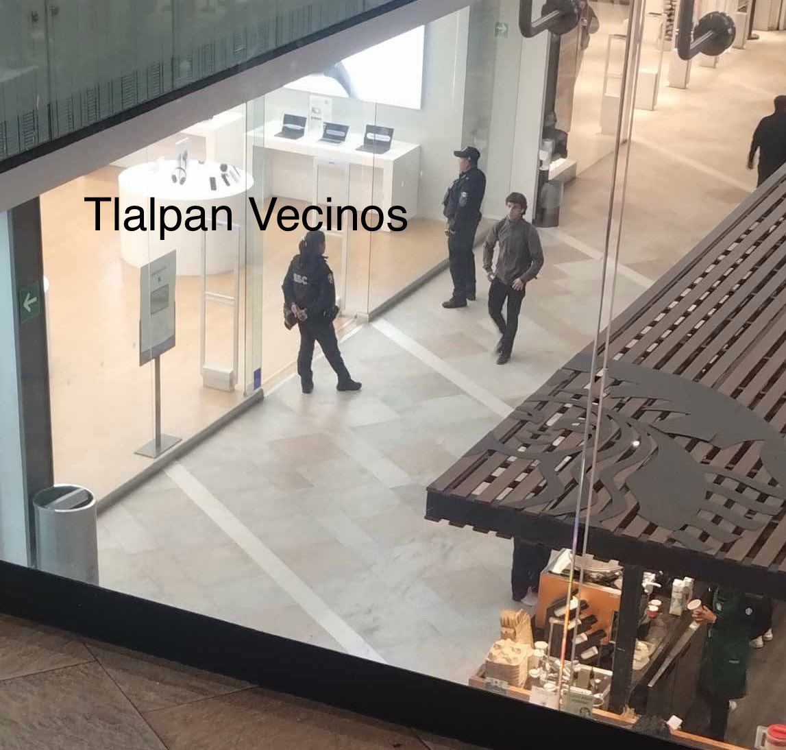 TlalpanVecinos's tweet photo. Vecinos reportan que entre las 7:30 y las 8:00 p.m. ocurrió un asalto en la tienda iShop del centro comercial Patio Tlalpan. Según los primeros informes, habría personas detenidas. https://t.co/TR2WZuJdu0
