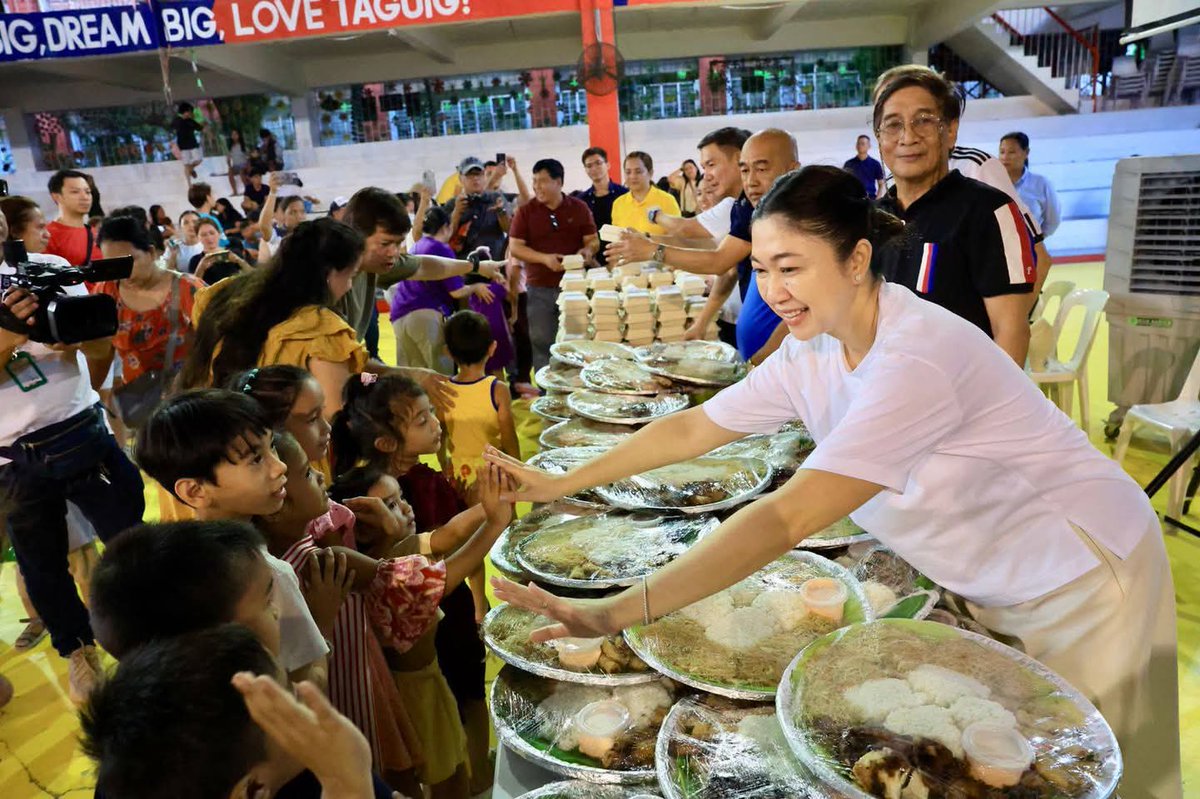 IloveTaguig1's tweet photo. Naging memorable ang #FamilyFunDay sa Brgy. Katuparan at Brgy. Central Signal!โค๐
Naki-family time ang Team TLC, kasama sina Cong. Ading Cruz Jr. at ABC President, Kap. Jorge Bocobo sa masayang Family day, #TaguigueรฑoStyle!
#FamilyFunDayTaguig
#ILoveTaguig
#TeamTLC https://t.co/o5Dugl8e0E