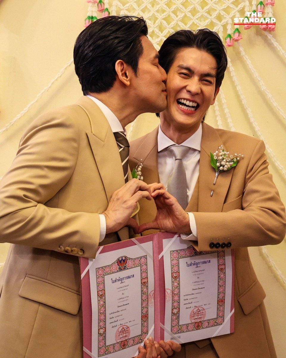 hubboyslove's tweet photo. 🏳️‍🌈 PorschArm oficializaram o matrimônio registrando a união em escritório civil após lei de Igualdade no Casamento entrar em vigor na Tailândia. #สมรสเท่าเทียม https://t.co/m0bgjq6POe
