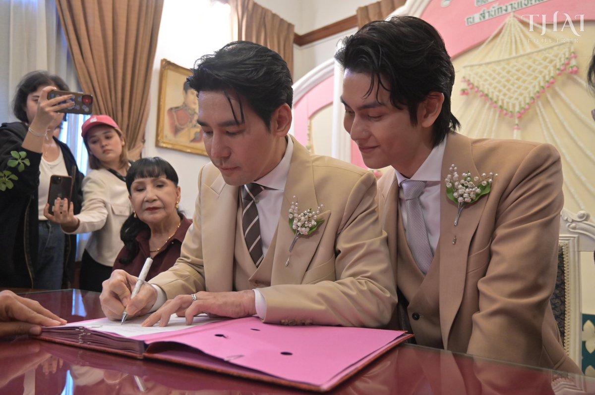 hubboyslove's tweet photo. 🏳️‍🌈 PorschArm oficializaram o matrimônio registrando a união em escritório civil após lei de Igualdade no Casamento entrar em vigor na Tailândia. #สมรสเท่าเทียม https://t.co/m0bgjq6POe