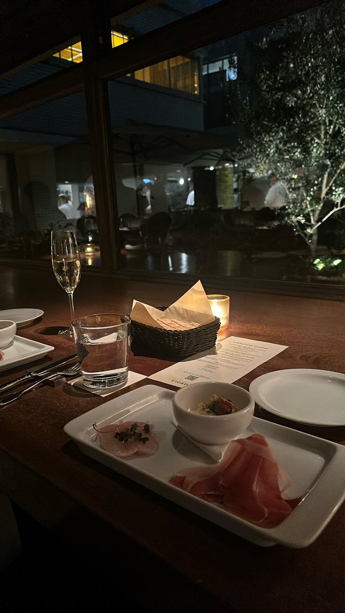 RokMemory's tweet image. 友達の誕生祝いでCICADAへ🥂

こういう場所行くの初めてで、少し緊張したけどリラックスできて楽しめたよー！

料理美味しすぎるし、店員さんも丁寧な説明と所作というか気遣いの按配が良かったおかげもあって良い時間を過ごせました

尊敬し合えるってｲｲﾈ!
2025年もお互い目標に向かって頑張ろー！