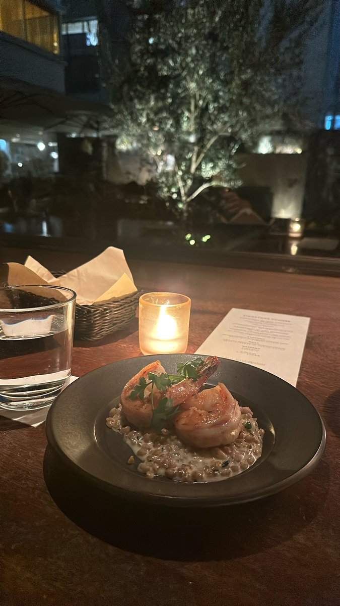 RokMemory's tweet image. 友達の誕生祝いでCICADAへ🥂

こういう場所行くの初めてで、少し緊張したけどリラックスできて楽しめたよー！

料理美味しすぎるし、店員さんも丁寧な説明と所作というか気遣いの按配が良かったおかげもあって良い時間を過ごせました

尊敬し合えるってｲｲﾈ!
2025年もお互い目標に向かって頑張ろー！